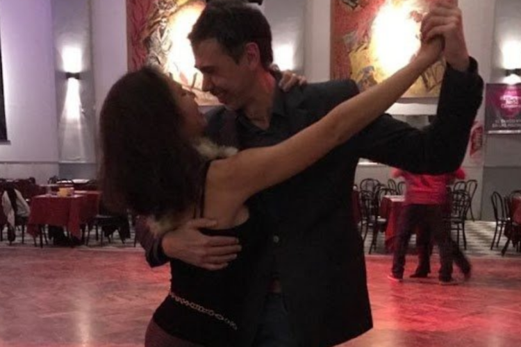 Tango Argentino Kurse in Zürich – Verbessere deine Haltung, entdecke die Harmonie im Tanz und tauche in die Magie des Tangos ein.